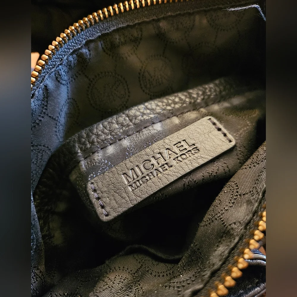 Michael Kors Small Pebbled Leather Crossbody Bag! - Picture 10 of 12